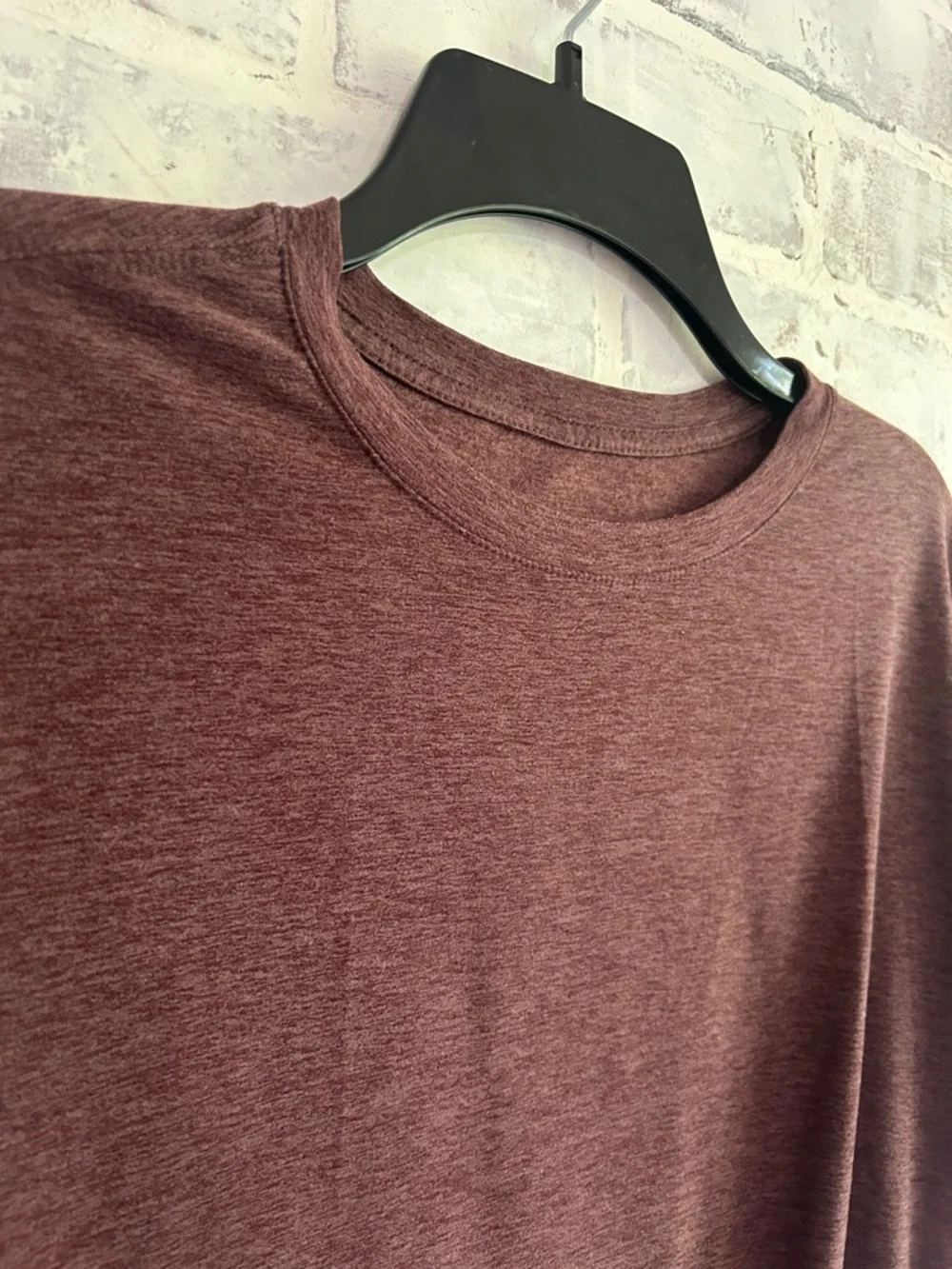Vuori Men’s Size Medium Heathered Maroon Short Sleeve Tee Shirt Performance Gym - Picture 6 of 6
